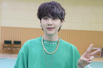 Viral Wanita Umroh Sambil Bawa Foto Suga BTS, Banjir Cibiran: Tinggalin Urusan Dunia