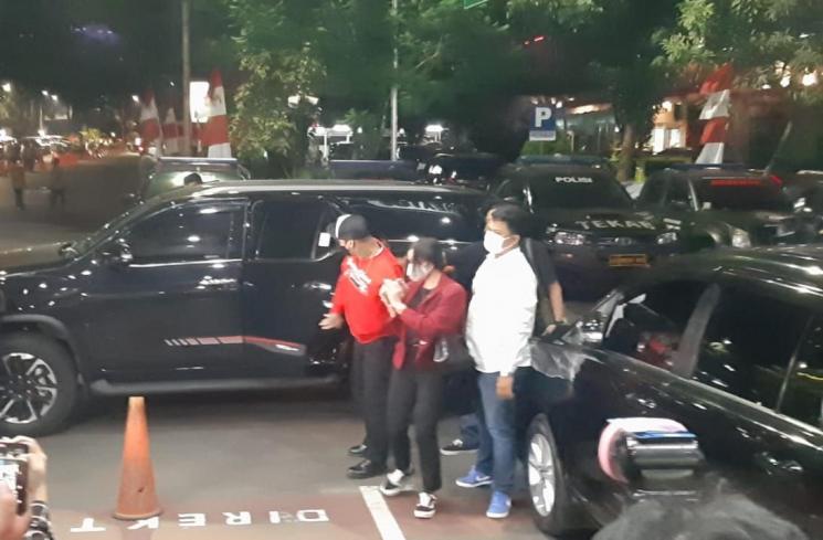 Jerinx SID tiba di Polda Metro Jaya bersama Nora Alexandra dan pengacaranya (MataMata.com/Ismail)