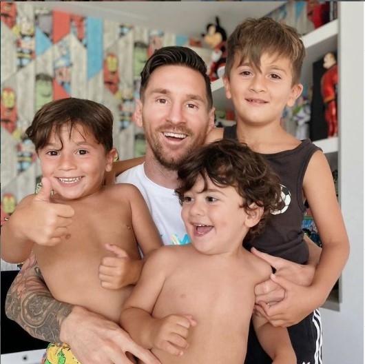 Lionel Messi dan ketiga putranya (Instagram)
