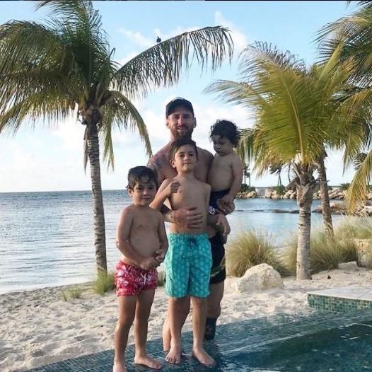 Lionel Messi dan keluarga berlibur (Instagram)