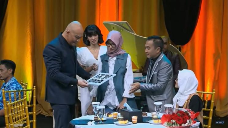 Deddy Corbuzier menangis mendapat kejutan dari seorang wanita. (YouTube/TRANS7 OFFICIAL)