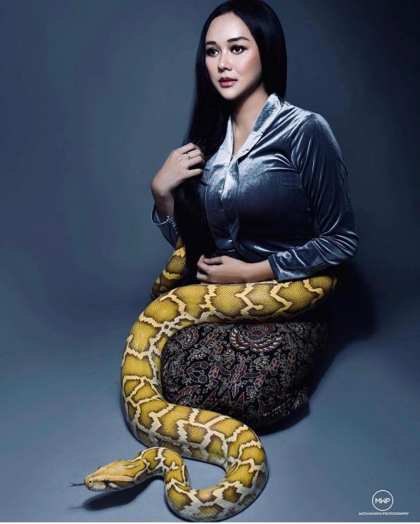 Artis Pemotretan Bareng Ular (Instagram/@aurakasih)
