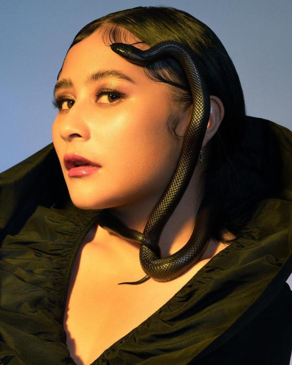Artis Pemotretan Bareng Ular (Instagram/@prillylatuconsina96)