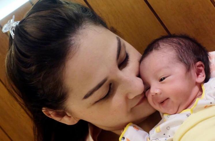 Potret Mona Ratuliu Momong Keponakan (Instagram/@monaratuliu)