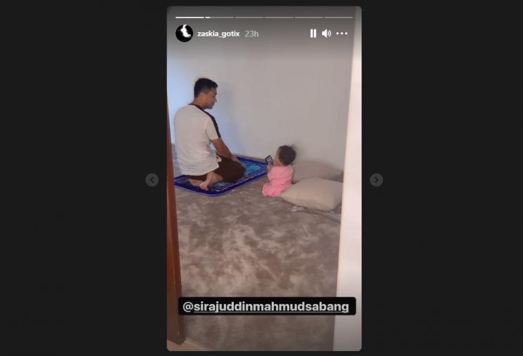 Anak Zaskia Gotik temani ayahnya salat. (Instagram/zaskia_gotix)