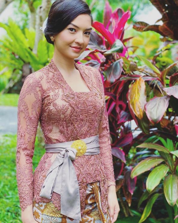 Artis Pakai Baju Adat Bali (instagram/@ralineshah)