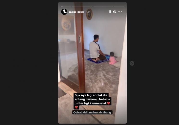 Anak Zaskia Gotik temani ayahnya salat. (Instagram/zaskia_gotix)