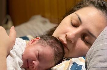 7 Potret Mona Ratuliu Momong Keponakan, Adik Sambung Kesha Ratuliu yang Kehilangan Ibu Sejak Bayi