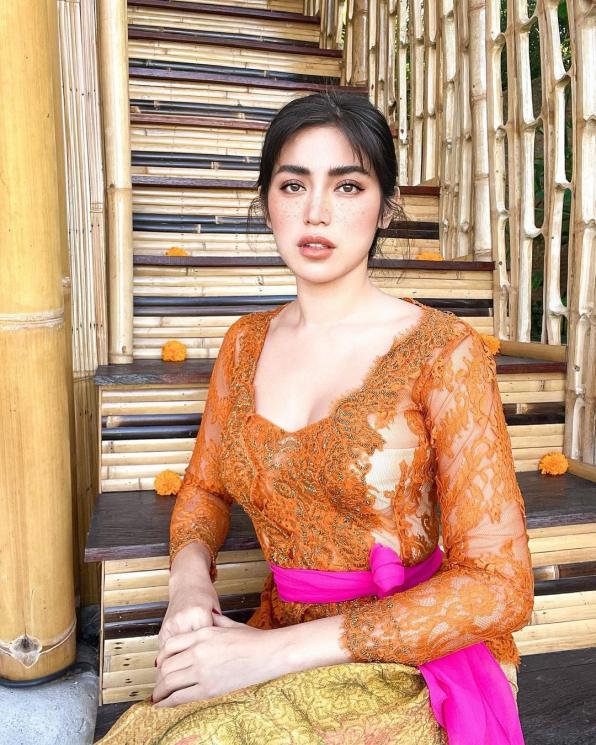 Artis Pakai Baju Adat Bali (instagram/@inijedar)