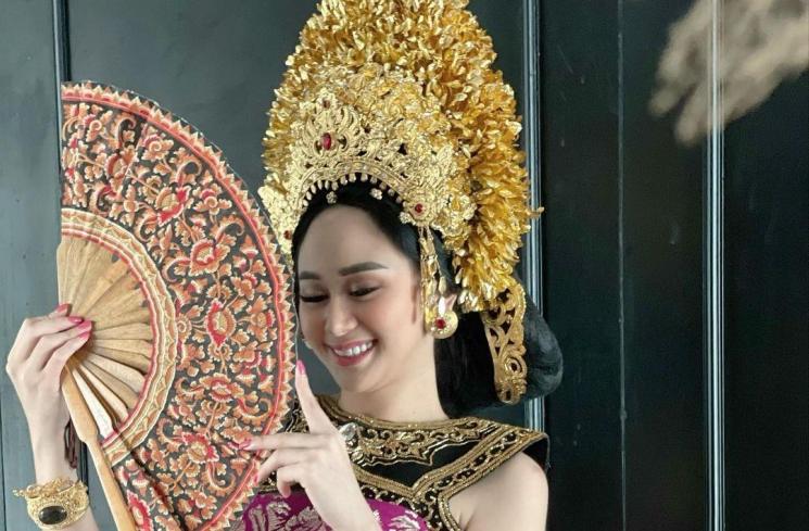 Artis Pakai Baju Adat Bali (instagram/@denisechariesta)