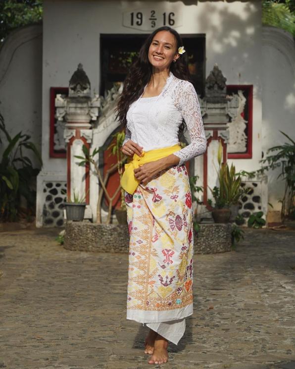Artis Pakai Baju Adat Bali (instagram/@nadinelist)