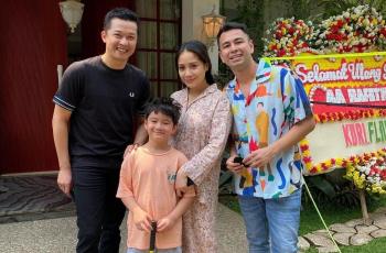 9 Momen Rafathar Buka Kado Ultah, Langsung Dipakai Main Bareng Taufik Hidayat