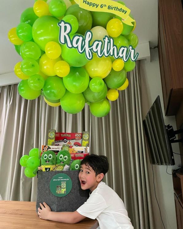 Momen Rafathar Buka Kado (Instagram/@raffinagita1717)