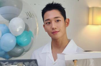 6 Fakta Jung Hae In Pasangan Jisoo BLACKPINK di Snowdrop, Ternyata Sohib J-Hope BTS