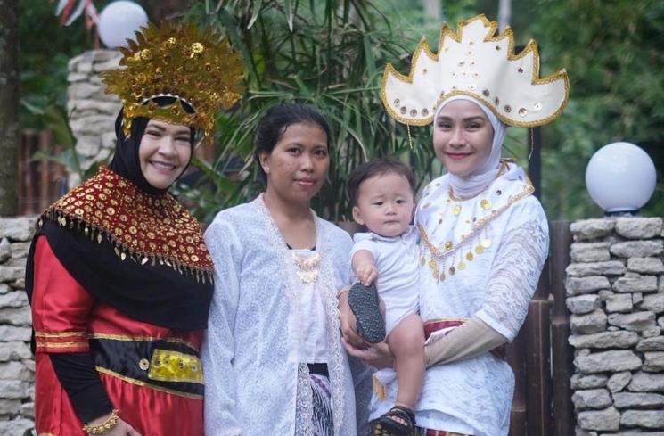 Zaskia Adya Mecca beserta ibu, anak dan pengasuh anaknya. (Instagram/@zaskiadyamecca)