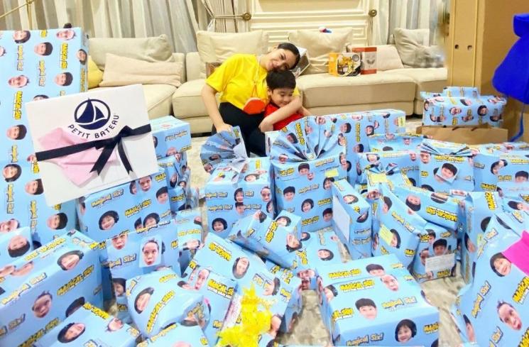 Momen Rafathar Buka Kado (Instagram/@raffinagita1717)