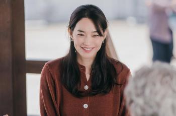 7 Gaya Shin Min Ah di Luar Drama, Topi dan Masker Jadi Aksesoris Wajib!
