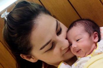 5 Potret Mona Ratuliu Rawat Baby Balint, Rela Menyusui Dua Anak