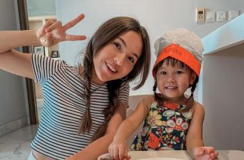 8 Gaya Olivia Jensen Momong Anak: Selalu Kompak Bak Twin Sister!