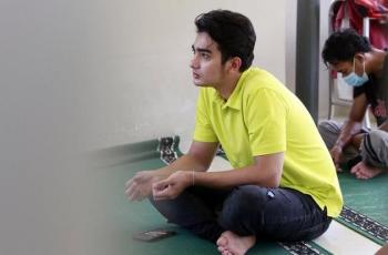 Rajin Salat! 8 Foto Mahdy Reza di Lokasi Syuting Buku Harian Seorang Istri