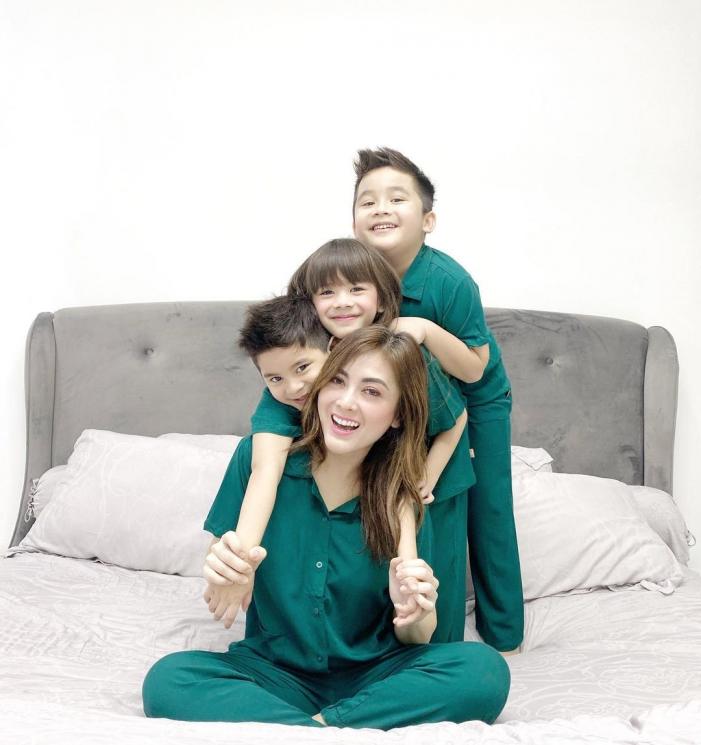 Dhena Devanka dan anak-anaknya (instagram.com)