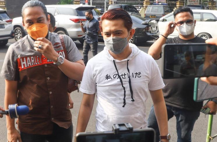Frans Rizky Aditya atau Kiki The Potters saat datang ke Polres untuk memenuhi panggilan kepolisan di Polres Metro Jakarta Selatan, Senin (23/8/2021). [MataMata.com/Alfian Winanto]