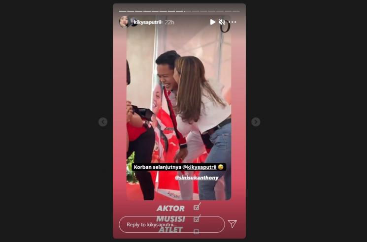 Kiky Saputri cium Anthony Sinisuka Ginting. (Instagram/kikysaputrii)