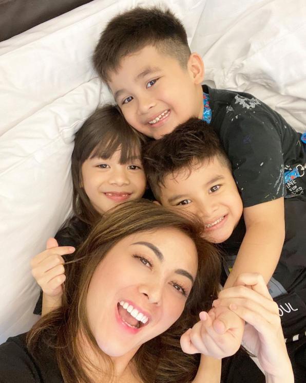 Dhena Devanka dan anak-anaknya (instagram.com)
