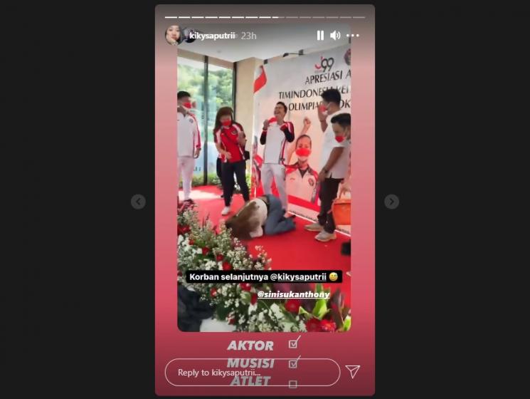 Kiky Saputri cium Anthony Sinisuka Ginting. (Instagram/kikysaputrii)