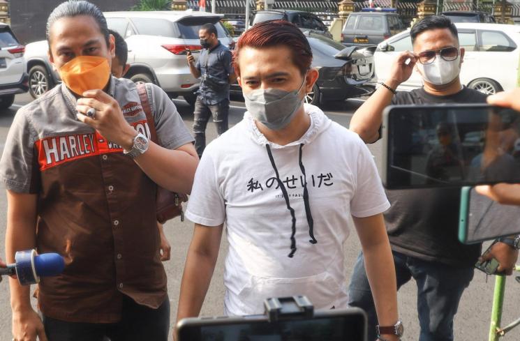 Frans Rizky Aditya atau Kiki The Potters saat datang ke Polres untuk memenuhi panggilan kepolisan di Polres Metro Jakarta Selatan, Senin (23/8/2021). [Matamata.com/Alfian Winanto]