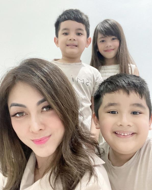 Dhena Devanka dan anak-anaknya (instagram.com)