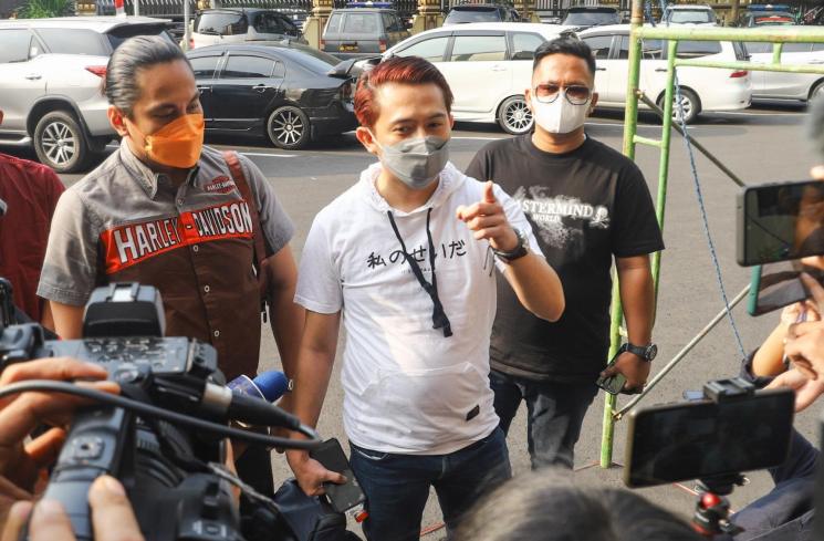 Frans Rizky Aditya atau Kiki The Potters saat datang ke Polres untuk memenuhi panggilan kepolisan di Polres Metro Jakarta Selatan, Senin (23/8/2021). [MataMata.com/Alfian Winanto]