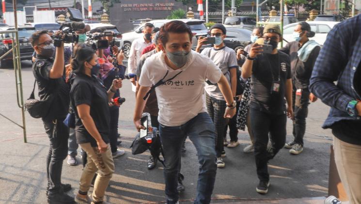 Frans Rizky Aditya atau Kiki The Potters saat datang ke Polres untuk memenuhi panggilan kepolisan di Polres Metro Jakarta Selatan, Senin (23/8/2021). [MataMata.com/Alfian Winanto]