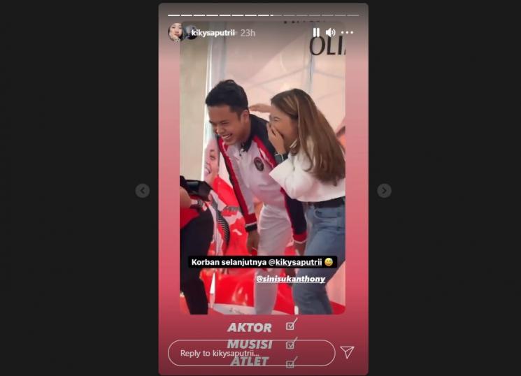 Kiky Saputri cium Anthony Sinisuka Ginting. (Instagram/kikysaputrii)