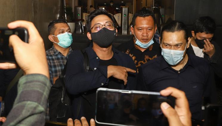 Musisi David Kurnia Albert atau David NOAH usai menjalani pemeriksaan di Polda Metro Jaya, Jakarta Selatan, Selasa (24/8/2021). (MataMata.com/Alfian Winanto)