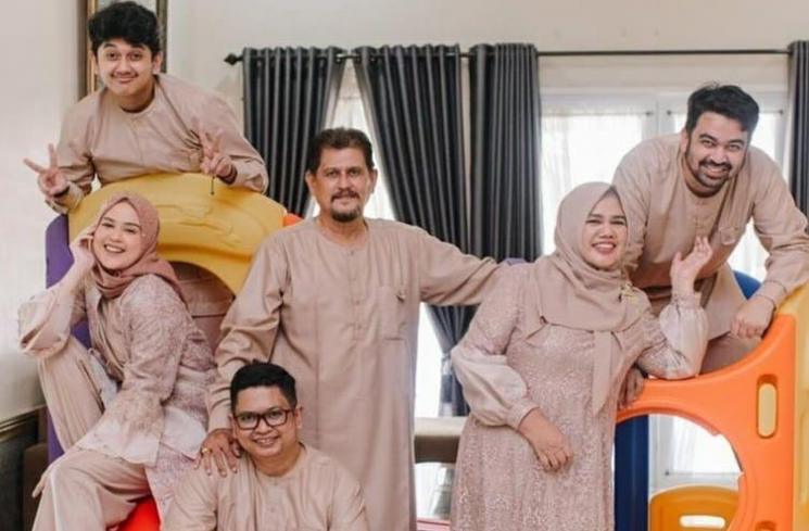 Momen Kebersamaan Cut Meyriska dan Ayah. (Instagram/ir.suryadi_ak/cutratumeyriska)