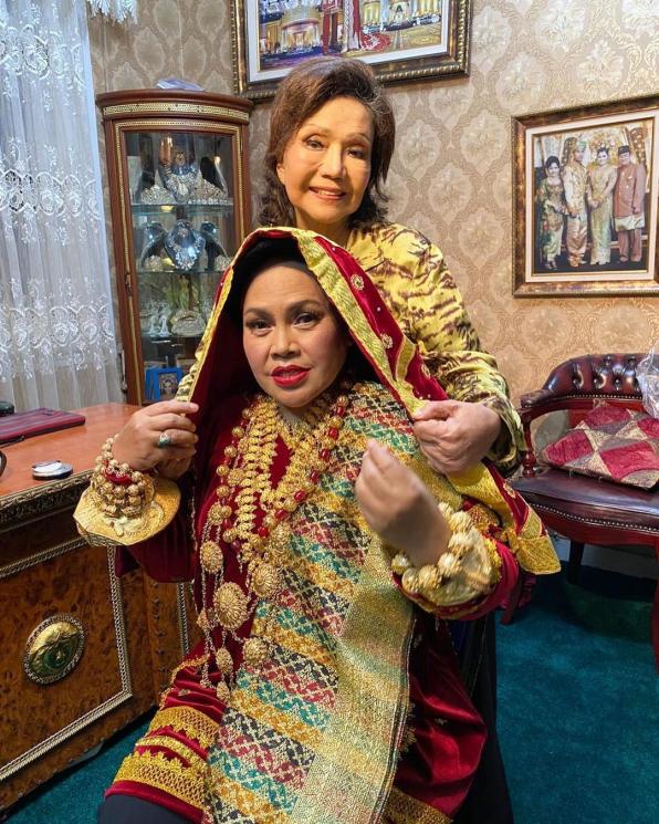 Elly Kasim (yang tak pakai kerudung). (Instagram/@ellykasim.ek)