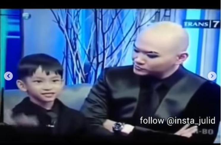Azka Corbuzier dan Deddy Corbuzier. (Hitam Putih)
