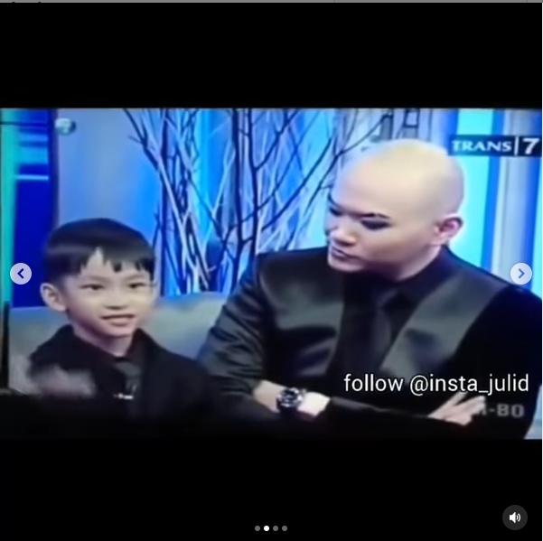 Azka Corbuzier dan Deddy Corbuzier. (Hitam Putih)