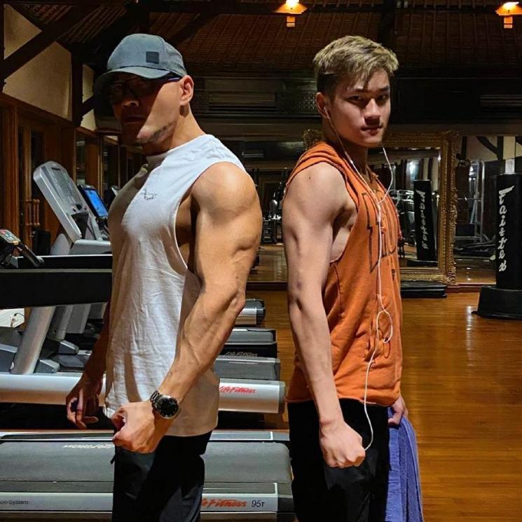 Potret Deddy Corbuzier dan Azka. (Instagram/@azkacorbuzier)
