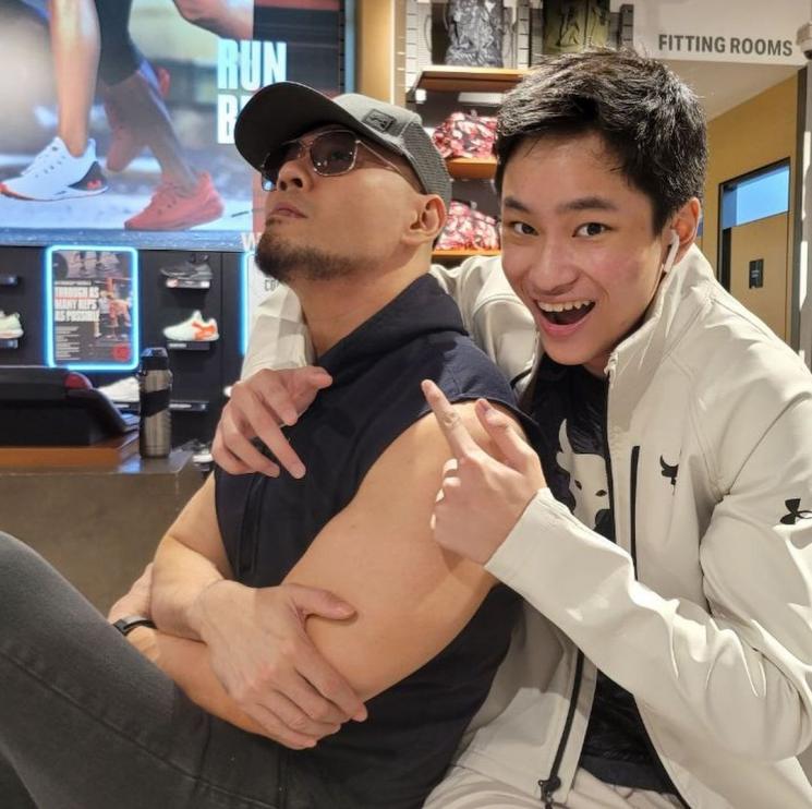 Potret Deddy Corbuzier dan Azka. (Instagram/@azkacorbuzier)