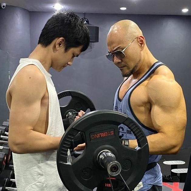 Potret Deddy Corbuzier dan Azka. (Instagram/@azkacorbuzier)