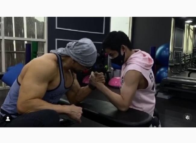 Potret Deddy Corbuzier dan Azka. (Instagram/@azkacorbuzier)