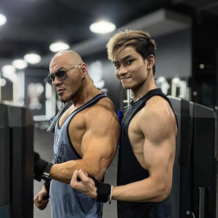 Potret Deddy Corbuzier dan Azka. (Instagram/@azkacorbuzier)