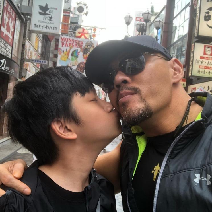Potret Deddy Corbuzier dan Azka. (Instagram/@azkacorbuzier)