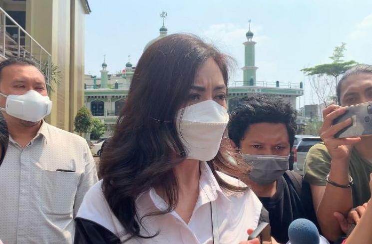 Dhena Devanka, Istri Jonathan Frizzy Usai Jalani Pemeriksaan. (MataMata.com/Yuliani)