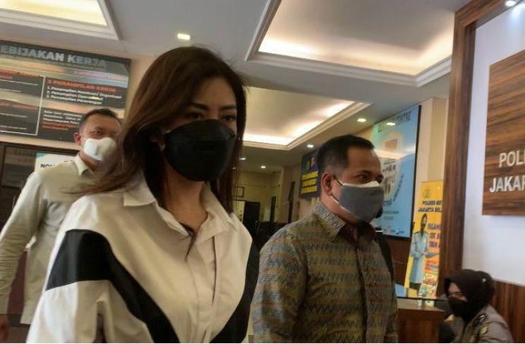 Istri Jonathan Frizzy, Dhena Devanka tiba di Polres Jakarta Selatan [MataMata.com/Yuliani]