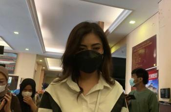 Istri Jonathan Frizzy Bungkam usai Tiba di Polres Jakarta Selatan