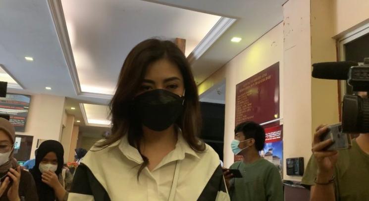 Istri Jonathan Frizzy, Dhena Devanka tiba di Polres Jakarta Selatan [MataMata.com/Yuliani]