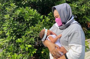 6 Potret Hetty Koes Endang Momong Cucu Pertama, Bahagia Banget Jadi Nenek!